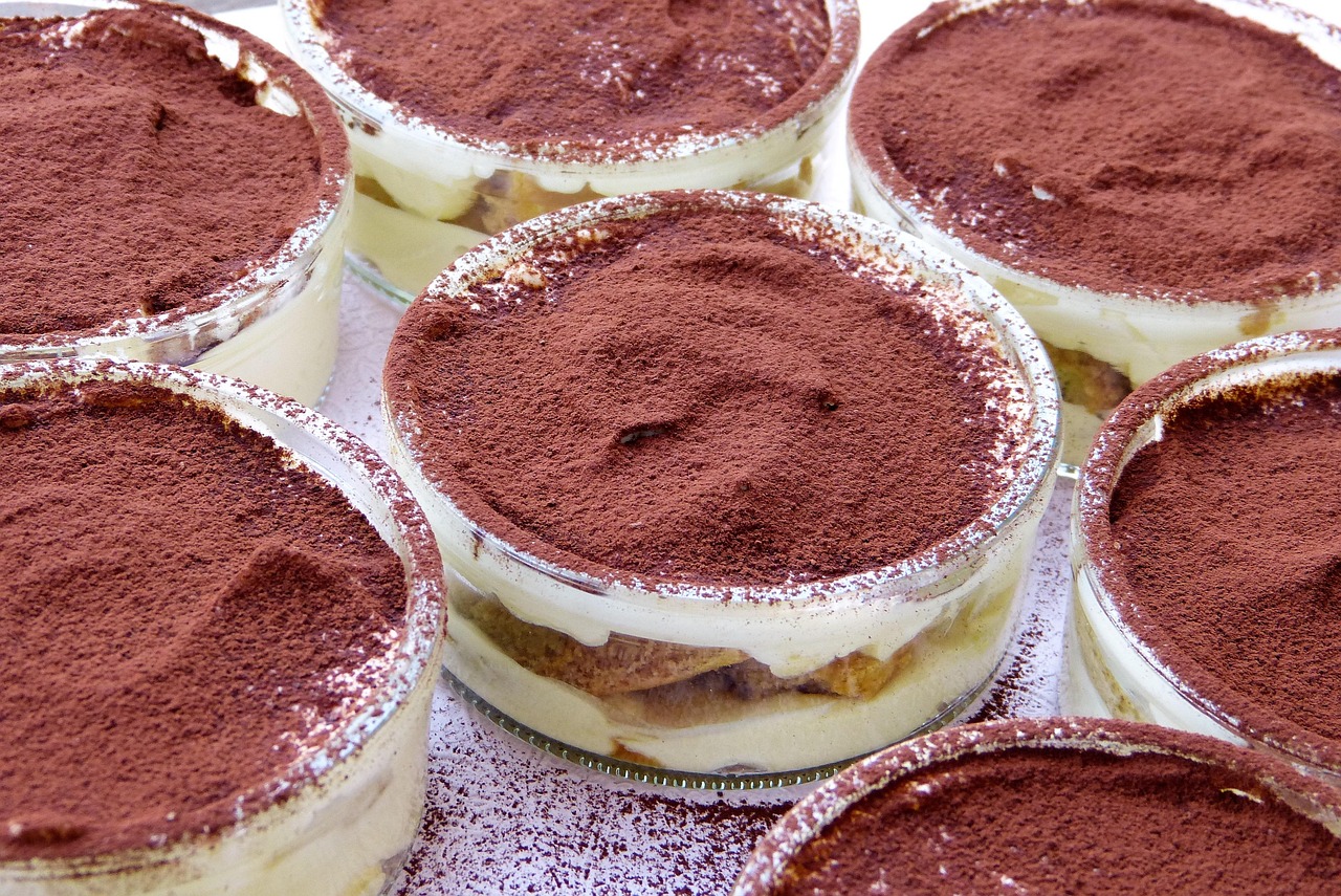Tiramisù cremoso con strati di crema al mascarpone e cacao spolverato.