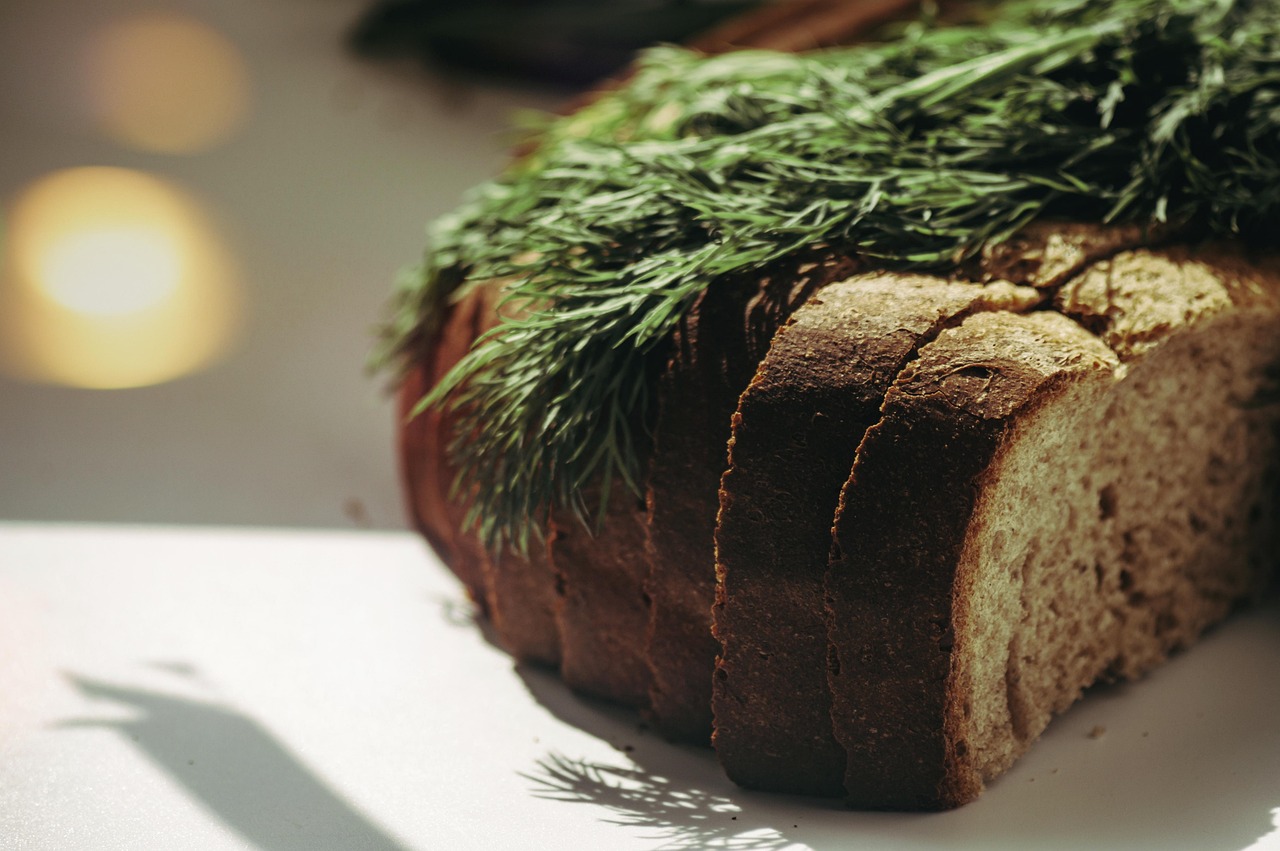 Immagine di un piatto salutare con verdure e proteine, simbolo di una cena senza pane.