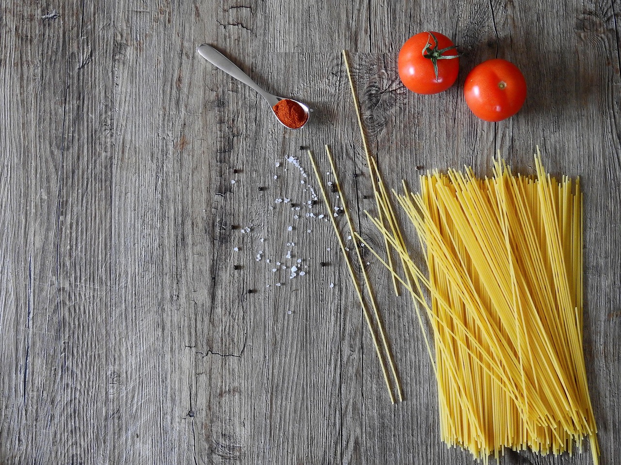 Etichetta di spaghetti con informazioni nutrizionali e ingredienti evidenziati.