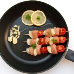 Immagine di piatti sani e colorati preparati senza grassi, simbolo di una dieta equilibrata.