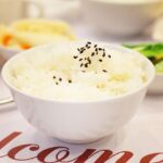 Piatto di riso freddo con verdure fresche, ideale per una digestione leggera e salutare.