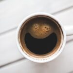 Immagine che mostra varie marche di caffè con etichette evidenziate per segnalare quelle da evitare.
