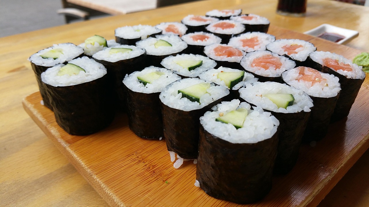 Un piatto di sushi fatto in casa con ingredienti freschi, simbolo della cucina asiatica.