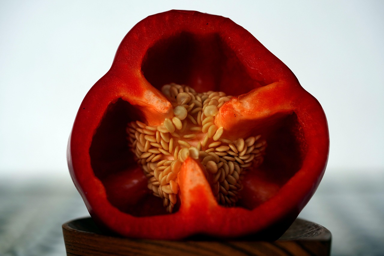 Peperoni tagliati, evidenziando l'eliminazione di semi e filamenti bianchi per una migliore digeribilità.