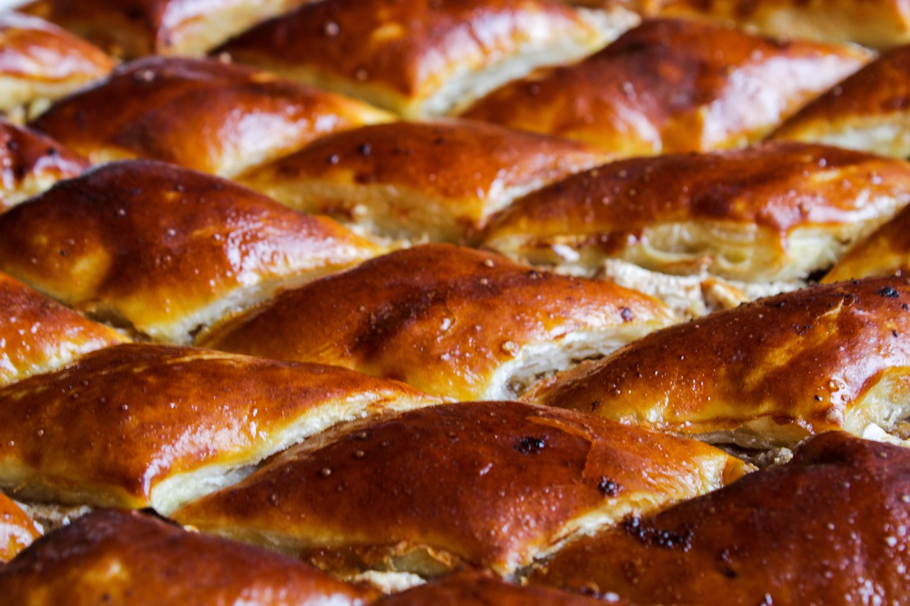 Dolce al forno con olio d'oliva, evidenziando la consistenza e la doratura finale.