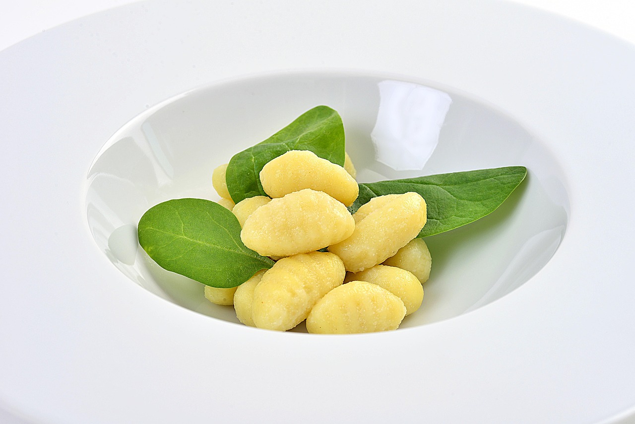 Gnocchi dall'aspetto gommoso, evidenziando un eccesso di farina nell'impasto.