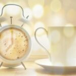 Tazza di caffè fumante su un tavolo, simbolo di una pausa dopo pranzo.