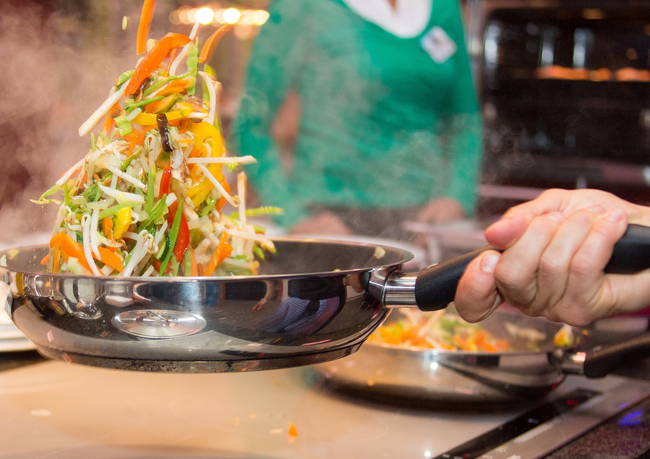 Pentola con soffritto di verdure su fuoco, evidenziando errori comuni nella preparazione.