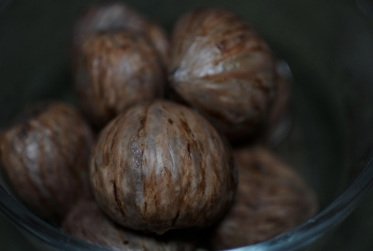 Castagne al forno con incisioni visibili su una teglia, pronte per la cottura.